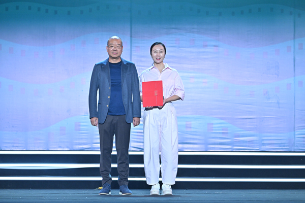 电影《我本是高山》荣获乡村电影周四大奖项，用心讲好乡村女性教育故事！