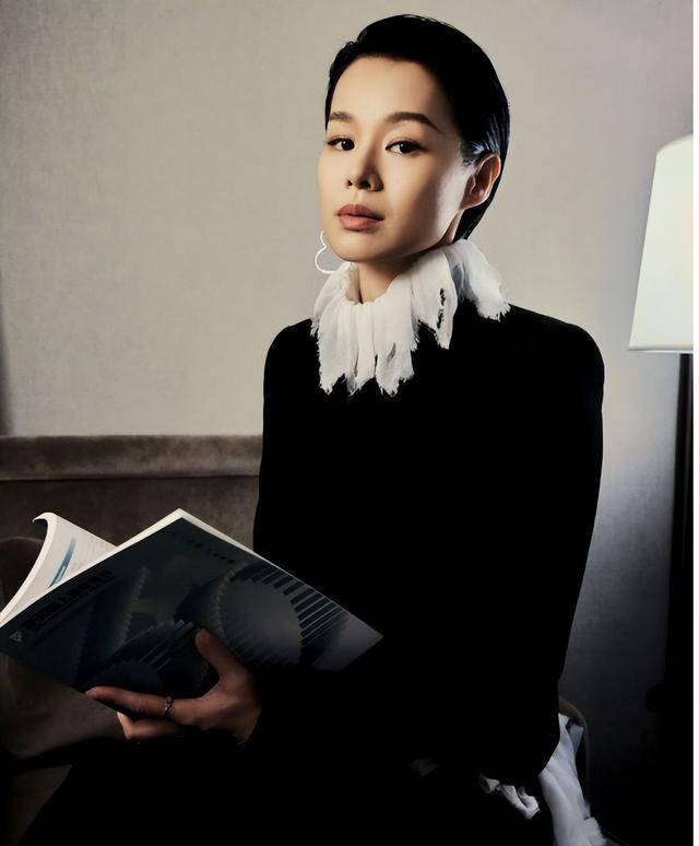 TVB视后白玉兰奖做委被指造型夸张像椅子有走风险