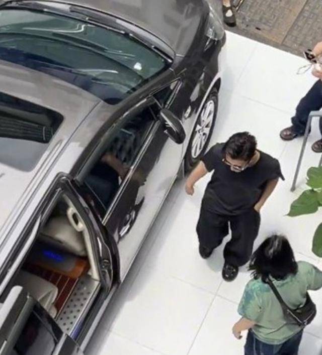 谢霆锋长沙录节目引围观全黑造型Chok爆餐厅贴心与粉丝合影