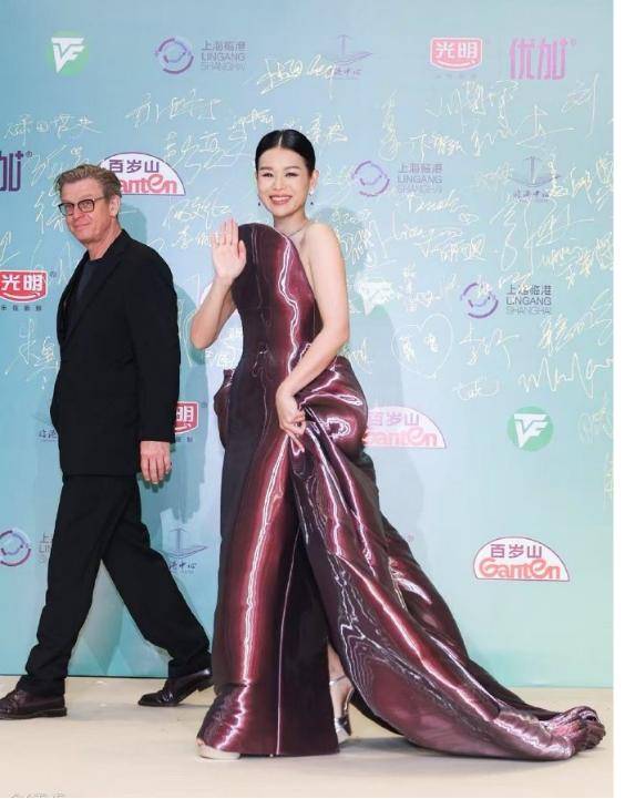 TVB视后白玉兰奖做委被指造型夸张像椅子有走风险