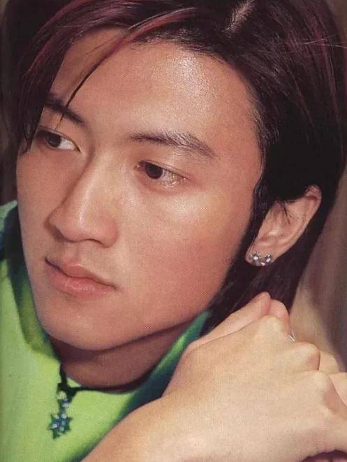 谢霆锋长沙录节目引围观全黑造型Chok爆餐厅贴心与粉丝合影