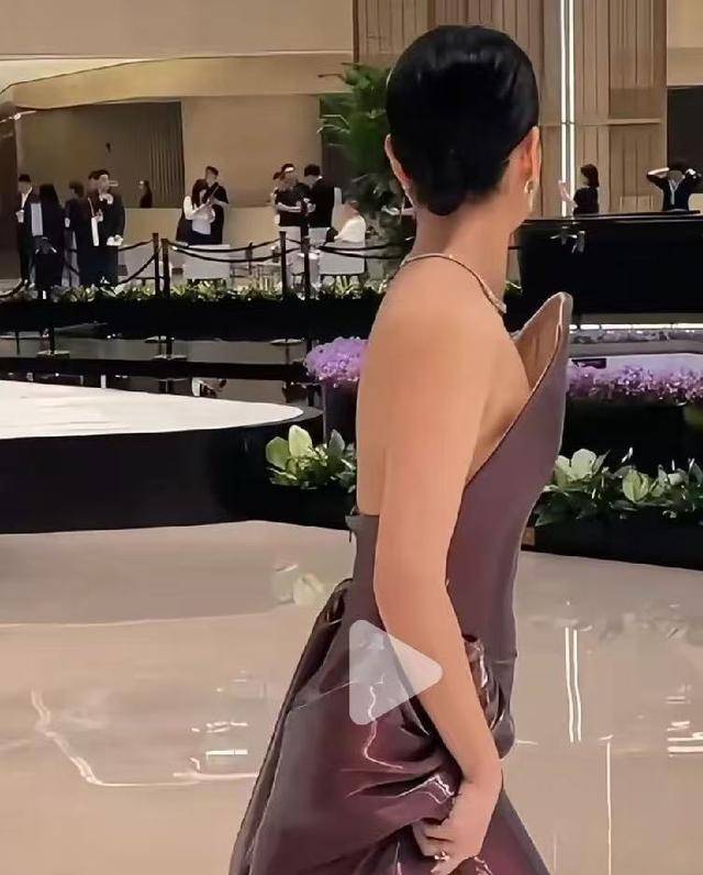 TVB视后白玉兰奖做委被指造型夸张像椅子有走风险