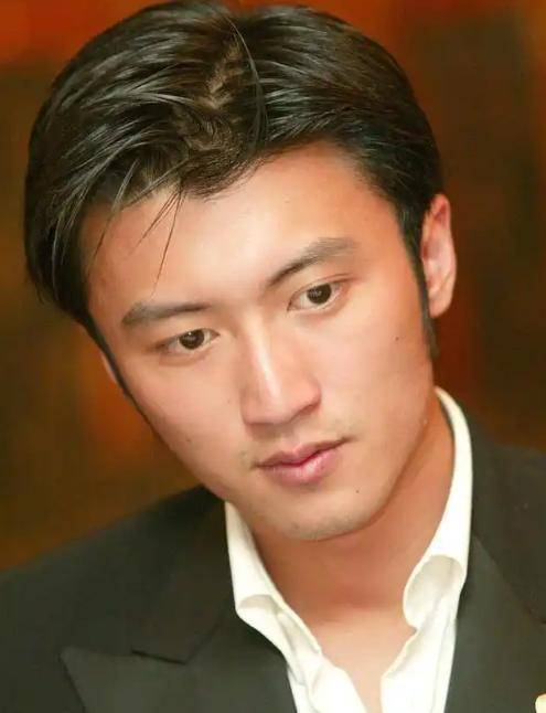 谢霆锋长沙录节目引围观全黑造型Chok爆餐厅贴心与粉丝合影