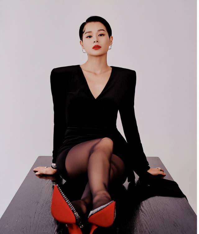 TVB视后白玉兰奖做委被指造型夸张像椅子有走风险