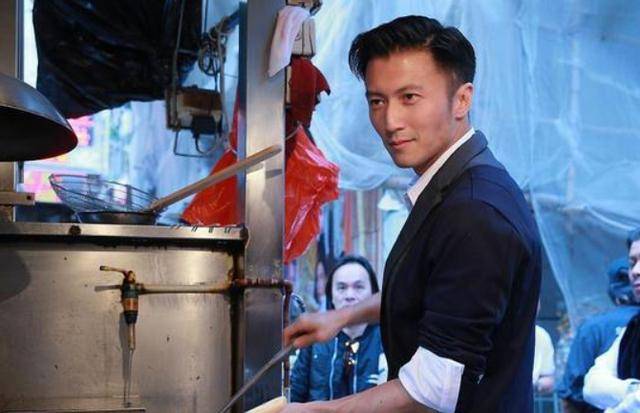 谢霆锋长沙录节目引围观全黑造型Chok爆餐厅贴心与粉丝合影