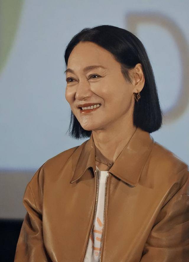 89针伤疤见证影后传奇！惠英红65岁拼命拍戏成香港首位三金影后