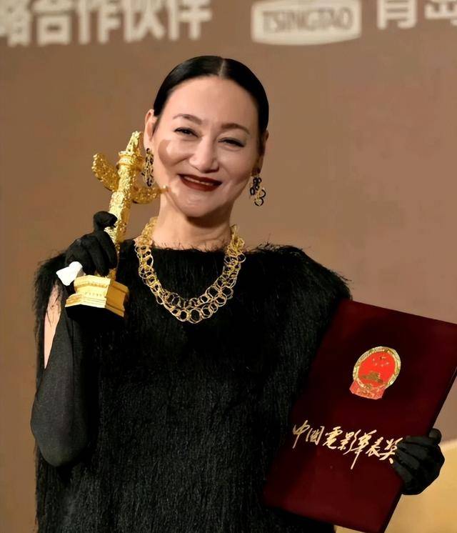 89针伤疤见证影后传奇！惠英红65岁拼命拍戏成香港首位三金影后