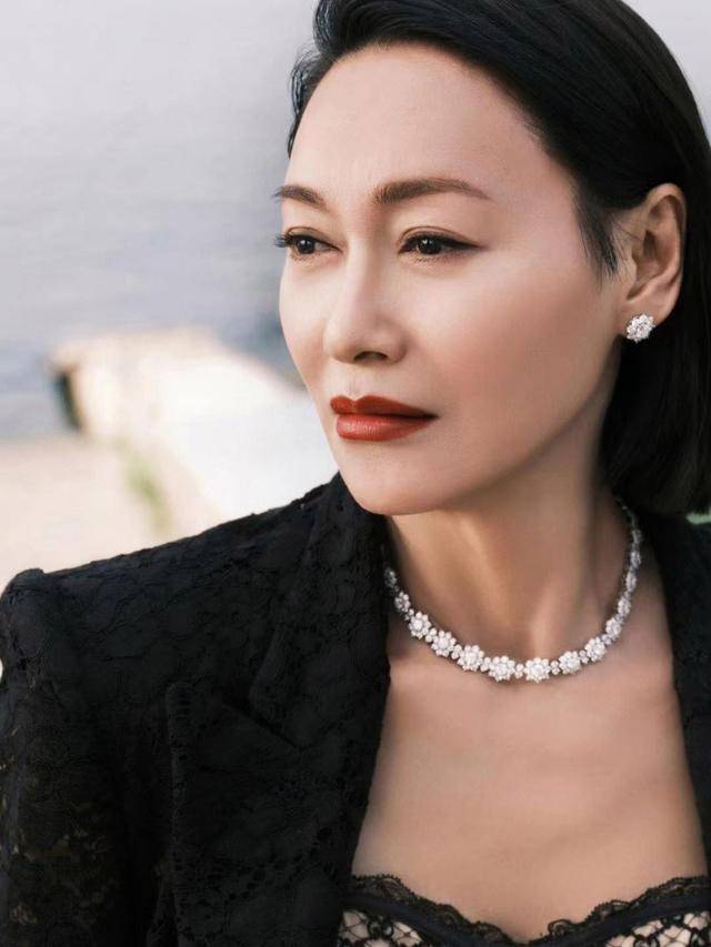 89针伤疤见证影后传奇！惠英红65岁拼命拍戏成香港首位三金影后