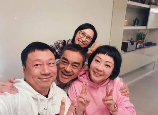 刘青云夫妇与TVB三届视帝夫妇同游峨眉山恩爱如初羡煞旁人