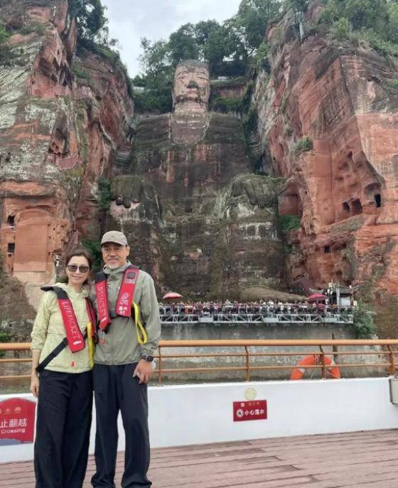 刘青云夫妇与TVB三届视帝夫妇同游峨眉山恩爱如初羡煞旁人