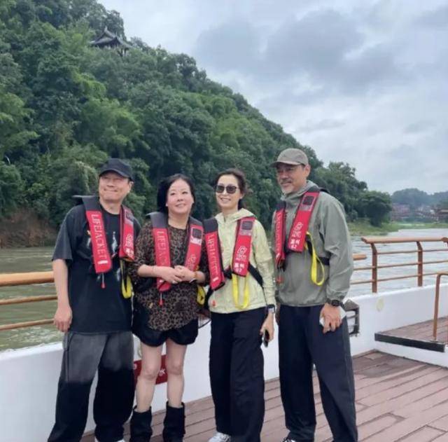 刘青云夫妇与TVB三届视帝夫妇同游峨眉山恩爱如初羡煞旁人