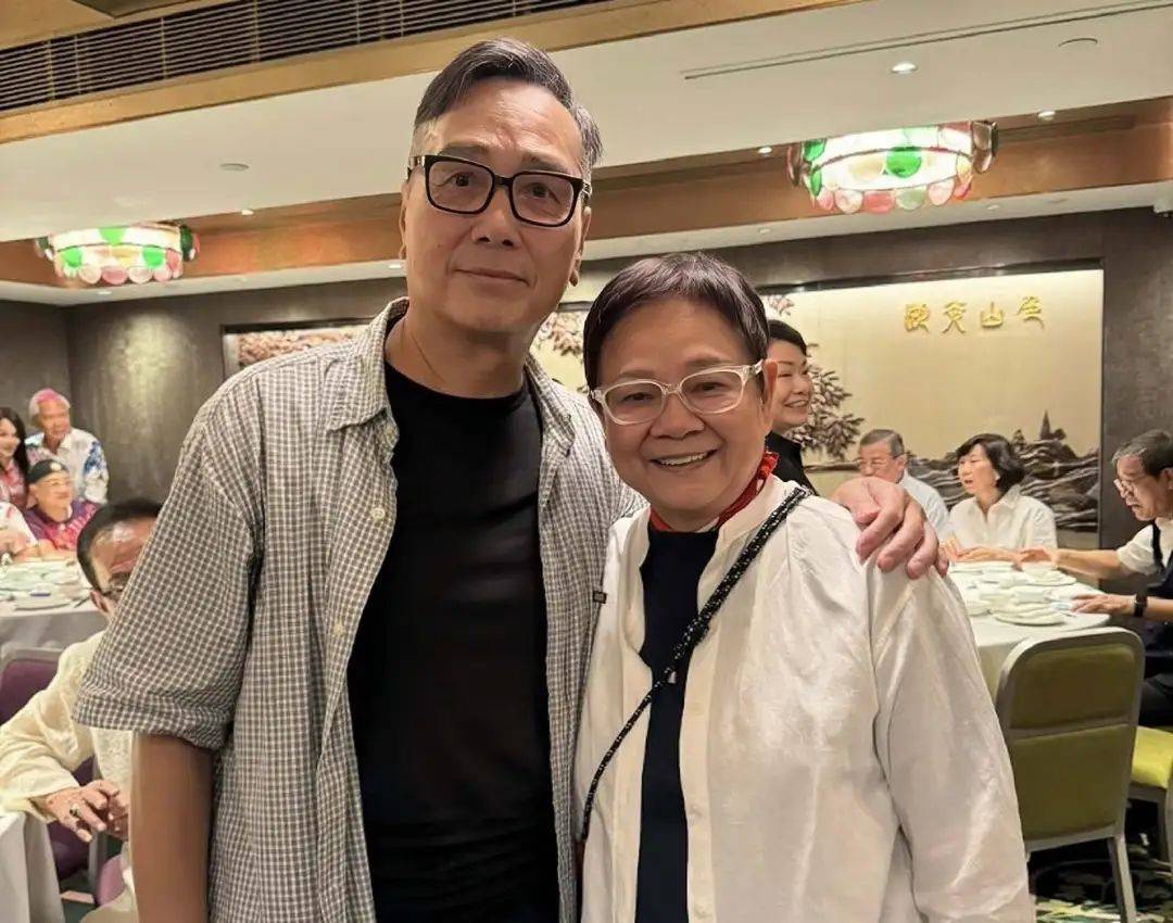 TVB知名男星罕见露面双鬓斑白至今未婚曾苦恋刘晓庆却无疾而终