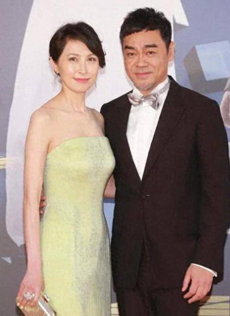 刘青云夫妇与TVB三届视帝夫妇同游峨眉山恩爱如初羡煞旁人