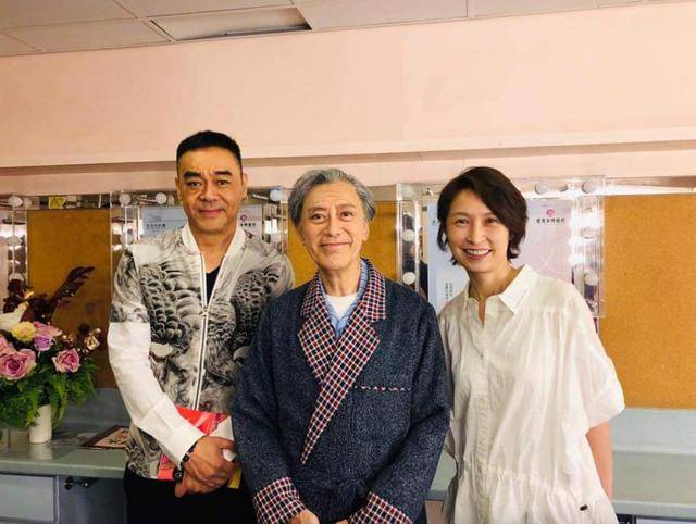 刘青云夫妇与TVB三届视帝夫妇同游峨眉山恩爱如初羡煞旁人