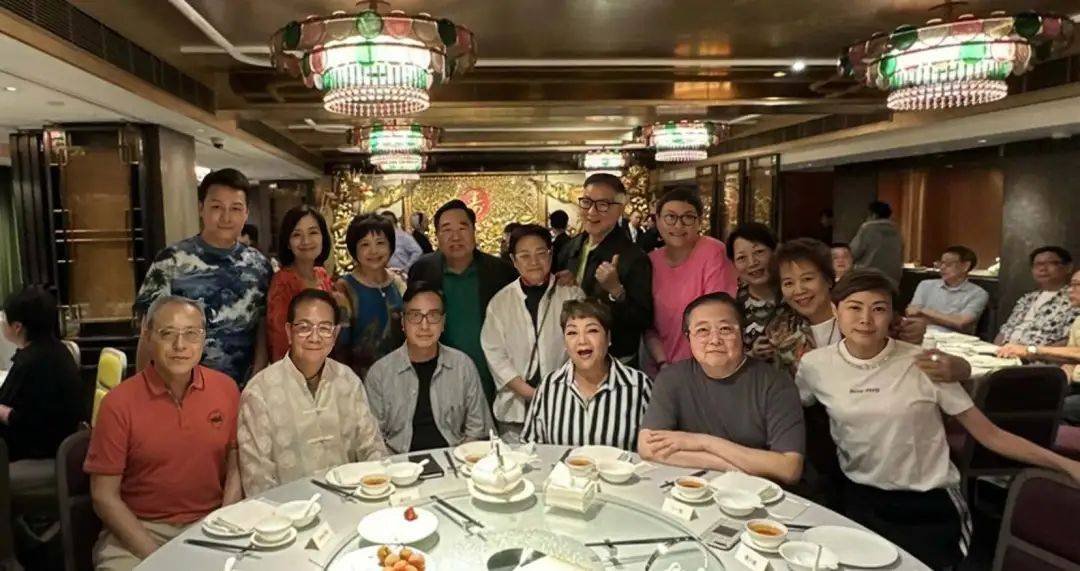 TVB知名男星罕见露面双鬓斑白至今未婚曾苦恋刘晓庆却无疾而终