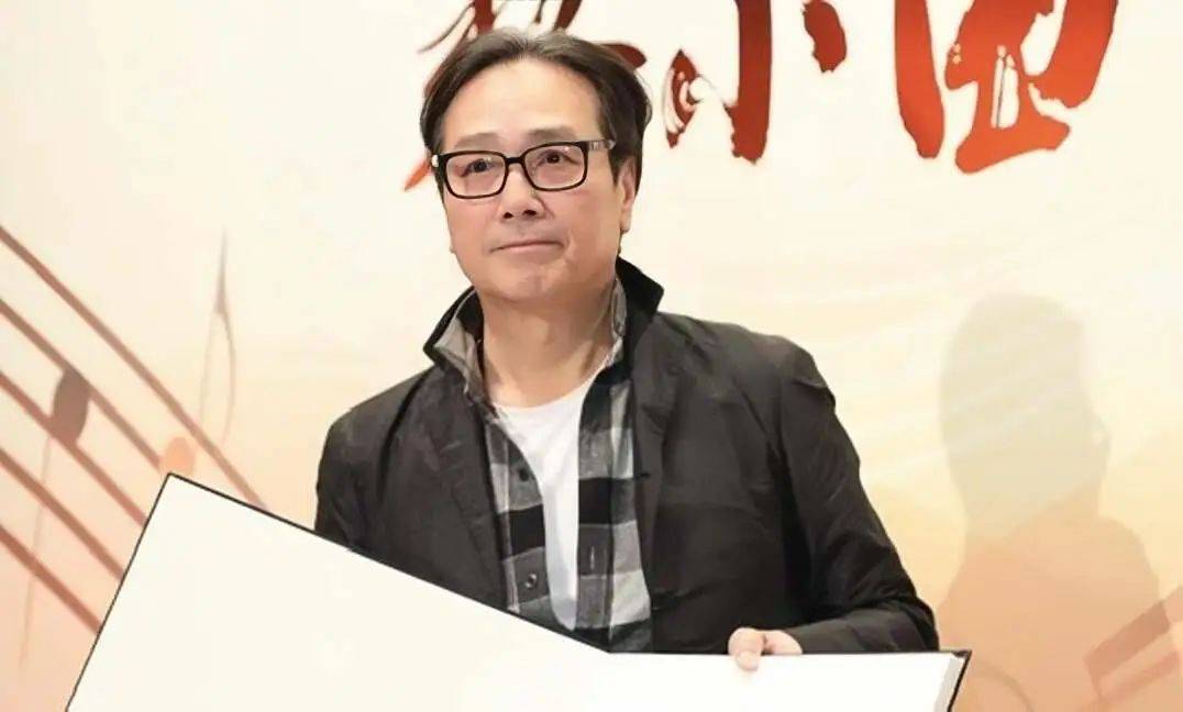 TVB知名男星罕见露面双鬓斑白至今未婚曾苦恋刘晓庆却无疾而终