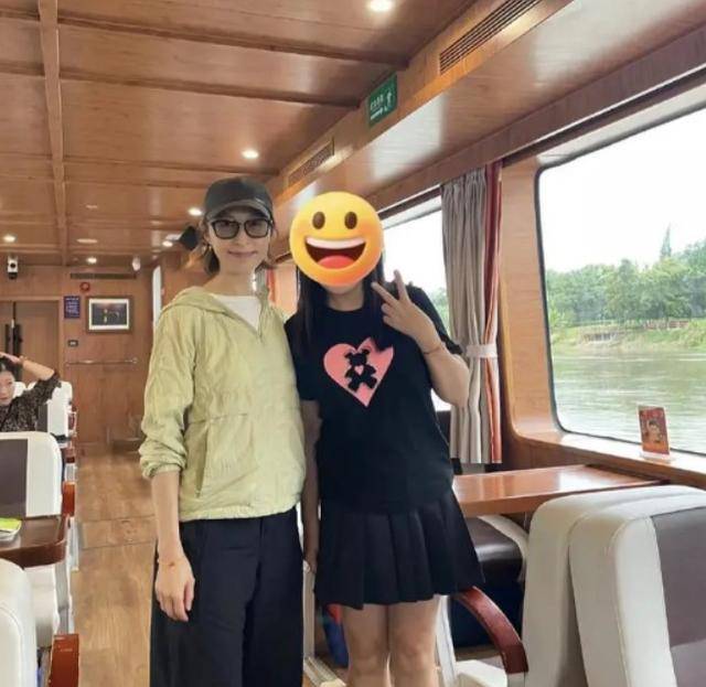 刘青云夫妇与TVB三届视帝夫妇同游峨眉山恩爱如初羡煞旁人