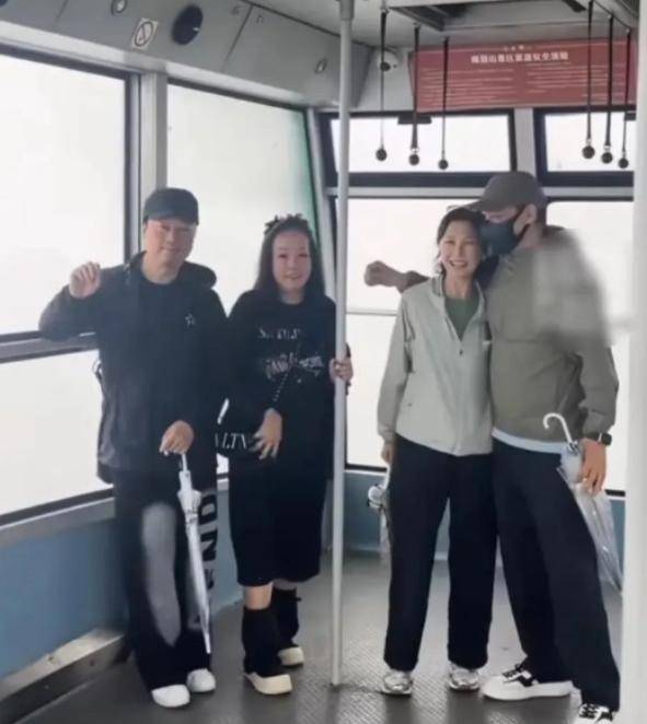 刘青云夫妇与TVB三届视帝夫妇同游峨眉山恩爱如初羡煞旁人