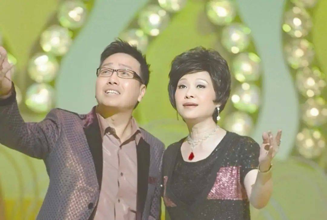 TVB知名男星罕见露面双鬓斑白至今未婚曾苦恋刘晓庆却无疾而终