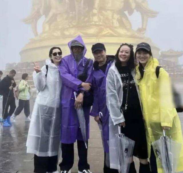 刘青云夫妇与TVB三届视帝夫妇同游峨眉山恩爱如初羡煞旁人