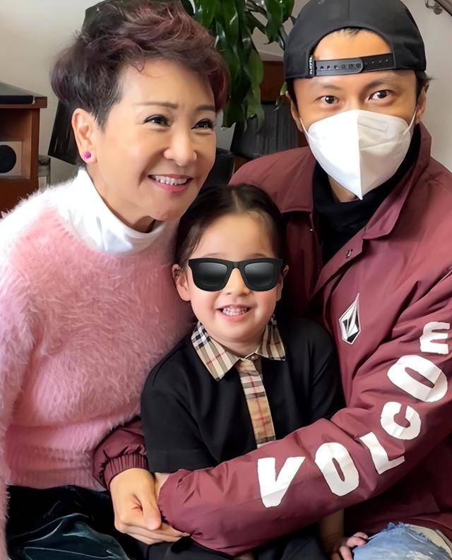 谢贤42岁女儿二胎孕肚照曝36周状态超好与外籍男友恋情甜蜜