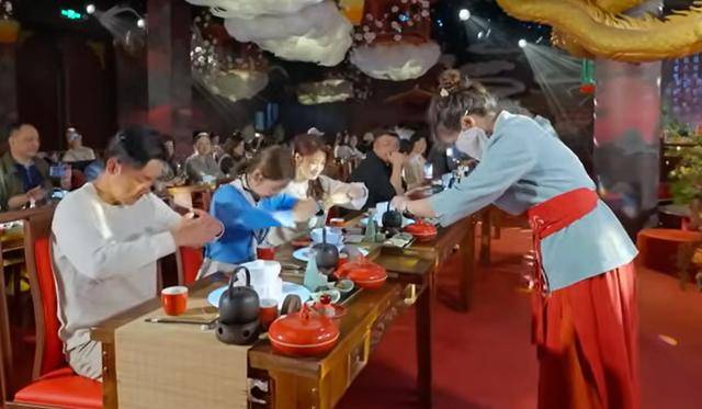 TVB当家花旦陈自瑶恩施大峡谷拍综艺穿民族服饰学采茶萌翻全网