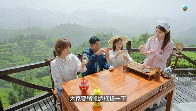 TVB当家花旦陈自瑶恩施大峡谷拍综艺穿民族服饰学采茶萌翻全网