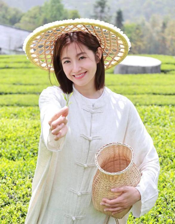 TVB当家花旦陈自瑶恩施大峡谷拍综艺穿民族服饰学采茶萌翻全网