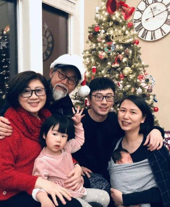 74岁元华温哥华被偶遇幸福肥身材引热议与妻子恩爱40年