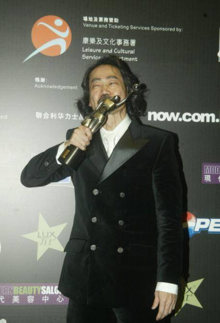 74岁元华温哥华被偶遇幸福肥身材引热议与妻子恩爱40年