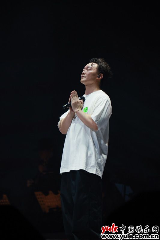 陈奕迅伤后复出重启巡演 籍疗伤鼓励大家遇挫折应继续进行