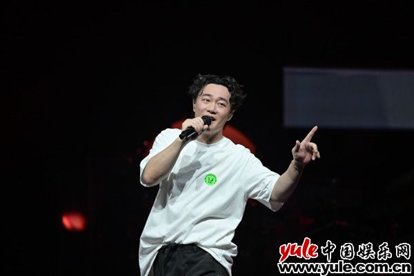 陈奕迅伤后复出重启巡演 籍疗伤鼓励大家遇挫折应继续进行