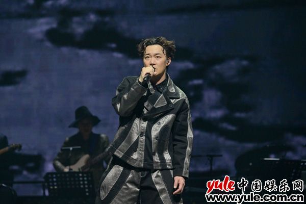 陈奕迅伤后复出重启巡演 籍疗伤鼓励大家遇挫折应继续进行